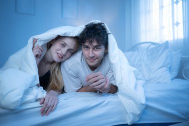 Geceleri birbirlerine olan sevgilerini ifade eden sevgi, şefkat ve duygusal bağlarını sessiz bir anda gösteren bir çift.