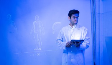 Doktorlar ve tıp uzmanları modern bir hastane ortamında fiziksel ve beyin hazırlıklarını fütüristik hologram teknolojisiyle tartıştılar.