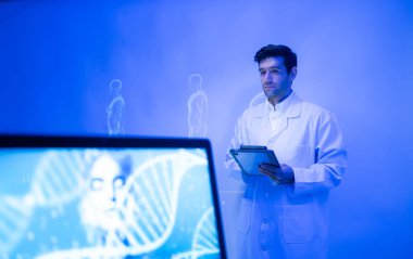 Doktorlar ve tıp uzmanları modern bir hastane ortamında fiziksel ve beyin hazırlıklarını fütüristik hologram teknolojisiyle tartıştılar.