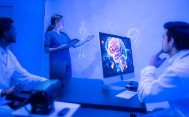 Doktorlar ve tıp uzmanları modern bir hastane ortamında fiziksel ve beyin hazırlıklarını fütüristik hologram teknolojisiyle tartıştılar.