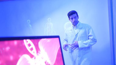 Doktorlar ve tıp uzmanları modern bir hastane ortamında fiziksel ve beyin hazırlıklarını fütüristik hologram teknolojisiyle tartıştılar.