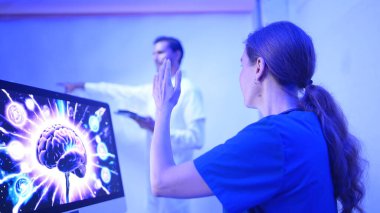 Doktorlar ve tıp uzmanları modern bir hastane ortamında fiziksel ve beyin hazırlıklarını fütüristik hologram teknolojisiyle tartıştılar.