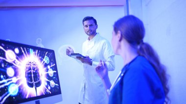 Doktorlar ve tıp uzmanları modern bir hastane ortamında fiziksel ve beyin hazırlıklarını fütüristik hologram teknolojisiyle tartıştılar.