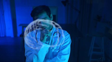 Modern bir hastane ortamında ameliyattan önce fütüristik hologram teknolojisi olan beyin için doktor analizi.