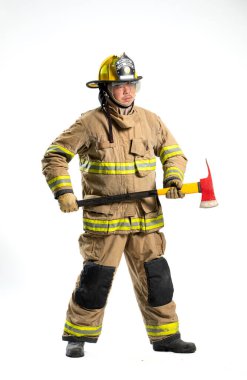Tam donanımlı bir itfaiyeci, beyaz bir arka plana karşı bir kurtarma baltası ile güvenle ayakta duruyor.