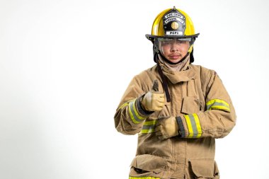 Tam donanımlı itfaiyecinin portresi güvenle duruyor.