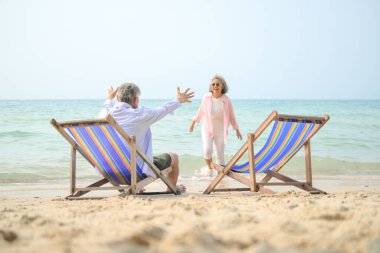 Tatilleri boyunca, kıdemli çift gün içinde deniz kenarındaki plaj sandalyelerinde dinlenmeyi severler.
