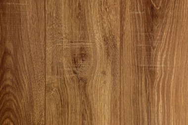 Sıcak meşeden esinlenilmiş lamine, anlamlı ahşap tahıllar yaratıcı sahneler, stil düzenlemeleri veya davetkar düz yataklar için samimi bir temel oluşturur..