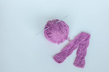 Örgü kancası ve el yapımı örgü parçası ile mor iplik kesesi, DIY için ideal, örgü ve örgü projeleri, el işi içeriği ve el işi becerisini vurgulamak.