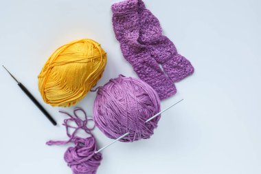 Canlı iplik izleri, tığ işi kancalar ve el işi sanatını ön plana çıkaran el yapımı bir yaratılış. DIY, örgü ve örgü projeleri, el sanatları dersleri ve hobiyle ilgili içerik için ideal.