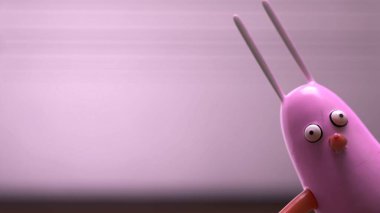 Tavşan karakterinin 3 boyutlu görüntüsü. Sağ kenardan pembe, baş eğik, stüdyoda ışıklandırma, arka planda bulanıklık, yazı ve düzen için sol tarafta alan..