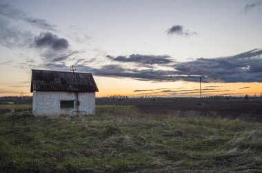 Günbatımında eski ev