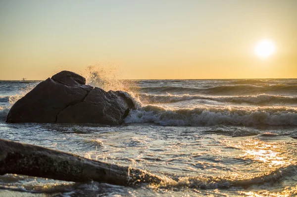 Stone brytande vågor — Stockfoto