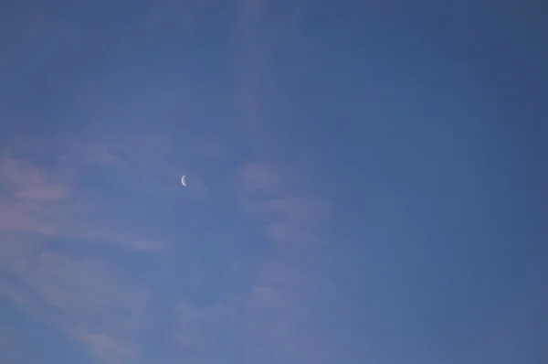 Maan met wat wolken — Stockfoto