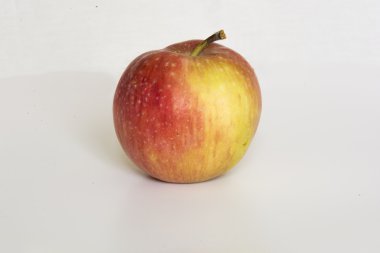elma beyaz arkaplanda izole edildi