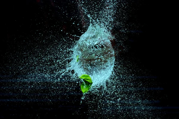 Globo lleno de agua de crecimiento explotando Imágenes De Stock Sin Royalties Gratis