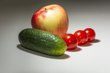 Salatalık, elma ve domates