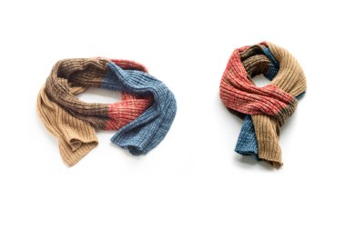 İki sıcak scarfes beyaz bir arka plan üzerinde renkli