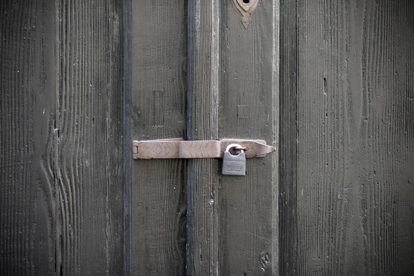 Vecchie porte, maniglie, serrature, reticoli e finestre — Foto Stock