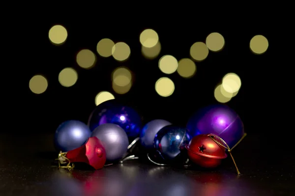 ボケ味を持つ暗い背景にクリスマス ボール — ストック写真
