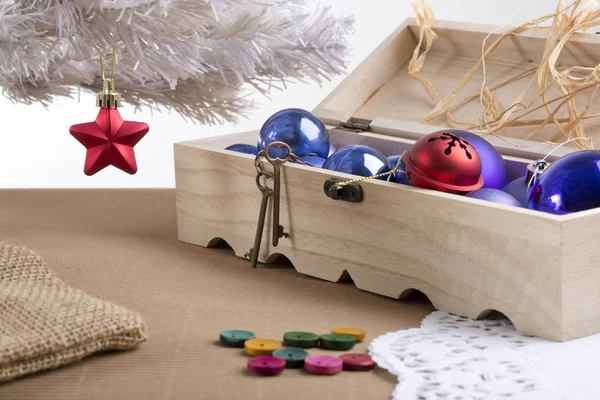 Karácsonyi labdák egy dobozban. Életmód. — Stock Fotó