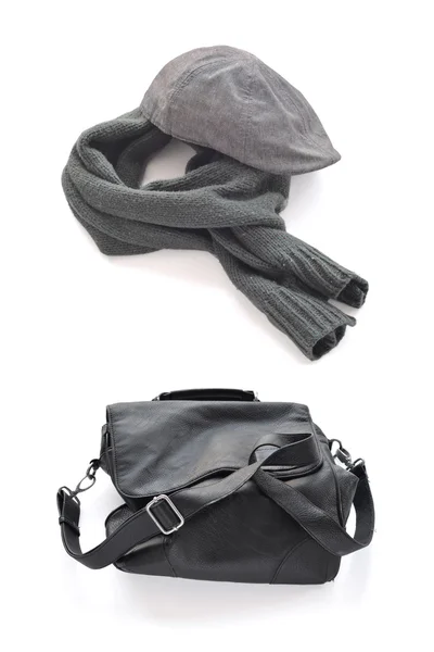 Casquette écharpe chaude grise et sac en cuir ridé noir avec bandoulière sur fond blanc . — Photo