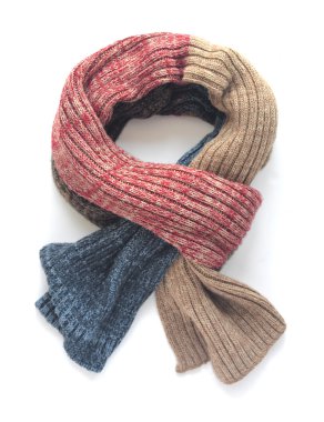 Beyaz bir arka plan üzerinde sıcak renkli atkı