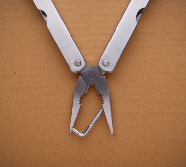 Karton üzerine multitool. Durumlarda çeşitli için bir araç.