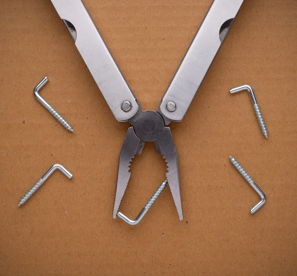 Karton üzerine multitool. Durumlarda çeşitli için bir araç.