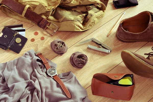 Des vêtements et accessoires de couleur sable reposent sur le sol en bois. Effet rétroactif . — Photo