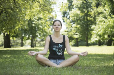 Lotus poz parkta kız. Yoga dersleri.