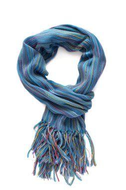 Beyaz bir arka plan üzerinde renkli atkı.