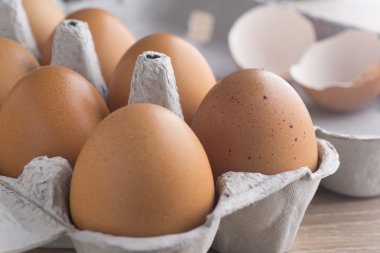 Tavuk yumurtası paket ahşap bir masa üzerinde.