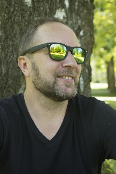 선글라스에 공원에서 남자입니다. 안경의 자연의 아름 다운 반영. — 스톡 사진