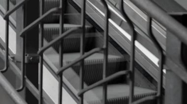 Köprünün yakınındaki metro içinde yürüyen merdiven