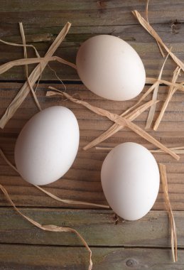 Beyaz eski ahşap masa üzerinde yumurta. Köylü hayat.