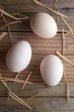 Beyaz eski ahşap masa üzerinde yumurta. Köylü hayat.