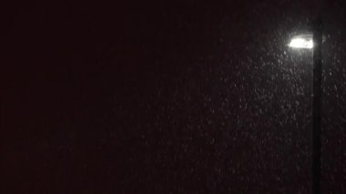 Şehirde kar yağışı. Gece sokak lambası. Kış. Gece.