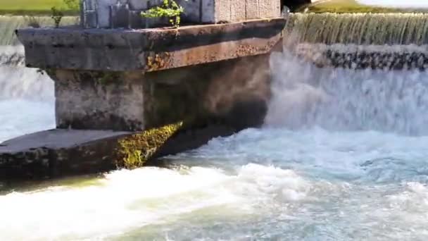 Krouživým pohybem kolem mostu podporuje. Zámky na řece město. — Stock video