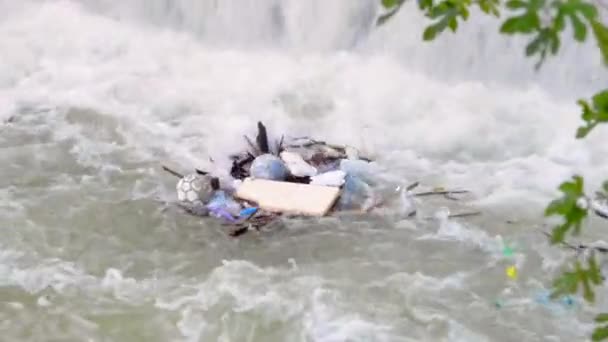 Una pila de escombros en el río bajo las puertas de la ciudad. Hidromasaje . — Vídeo de stock