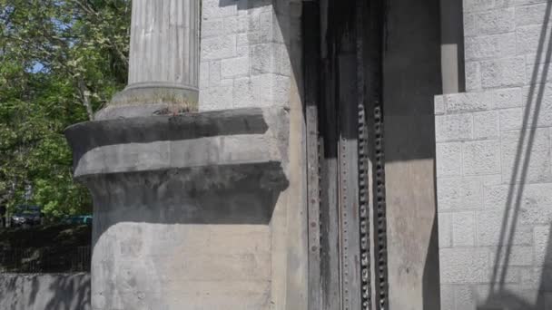 Cachoeira na entrada do rio. O mecanismo para levantar o portão. Liubliana, Eslovénia . — Vídeo de Stock