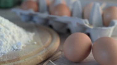 Tavuk yumurtası paket ahşap bir masa üzerinde.