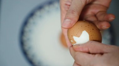 Haşlanmış yumurta soyan Kadın Elleri 'nin yakın çekimi. Yüksek kalite 4k görüntü