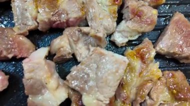 Elektrikli tavada kızartılmış domuz eti. Yüksek kalite 4k görüntü