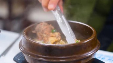 Galbi-tang ya da Kore Biftek Kısa Kaburga Çorbası kaynıyor ve masada servis ediliyor. Yüksek kalite 4k görüntü