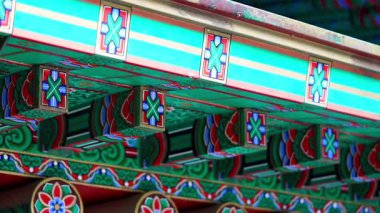 Gangwondo, Güney Kore - 8 Ekim 2025 Gangwon Kapsamlı Müze, çatıdan yağmur damlıyor. Yüksek kalite 4k görüntü