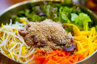 Bibimbap, pirinç kaseli Kore baharatlı salatası, bulgogi. Geleneksel Kore yemekleri. Yüksek kalite fotoğraf