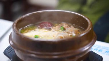 Galbi-tang ya da Kore Biftek Kısa Kaburga Çorbası kaynıyor ve masada servis ediliyor. Yüksek kalite 4k görüntü