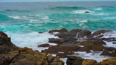 Doğu Denizi 'nin dalgaları Güney Kore' nin dalgalı kıyılarına çarpar. Yüksek kalite 4k görüntü