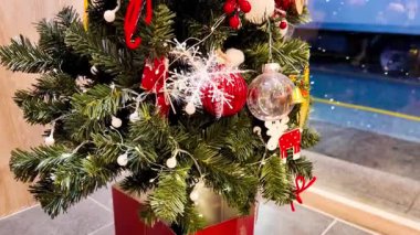 Güzel dekore edilmiş bir Noel ağacının yakın çekimi. Şenlik ruhunu yakalamak için mükemmel. Yüksek kalite 4k görüntü